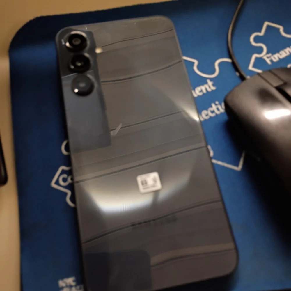 Samsung Smartphone in Black No Drops No Dents No Scratches